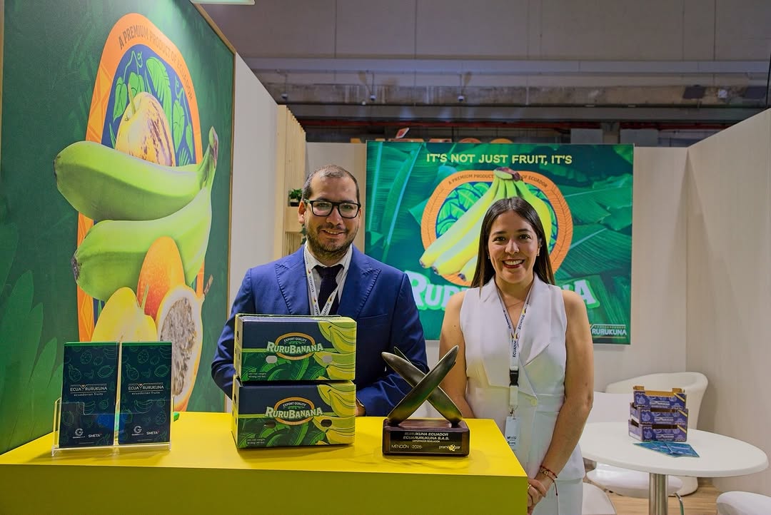 Equipo de Ecuarurukuna en su stand de Fruit Attraction 2025
